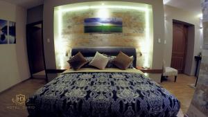 سرير أو أسرّة في غرفة في Hotel David