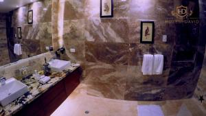 حمام في Hotel David