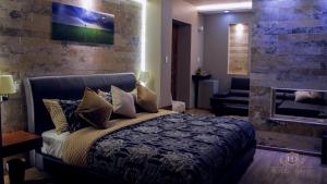 a bedroom with a bed and a brick wall at Hotel David in Quito