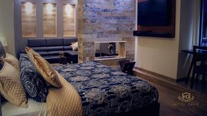 um quarto de hotel com uma cama e uma lareira em Hotel David em Quito