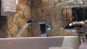 حمام في Hotel David
