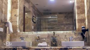 حمام في Hotel David