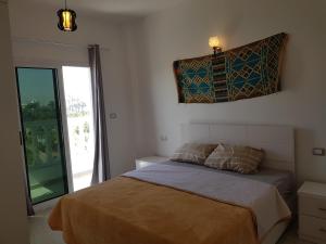 ルクソールにあるLuxor VIP Apartmentsのベッドとガラスの引き戸のある寝室 +164枚の写真