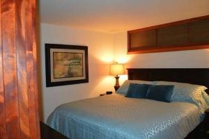 Säng eller sängar i ett rum på Kona Reef Resort by Latour Group