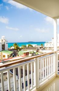 a balcony with a view of the ocean at Sea Colors Hotel in San Andrés