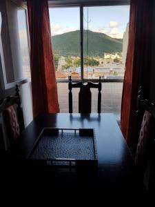 mesa de comedor con vistas a una ventana en Departamento Paseo Balcarce en Salta