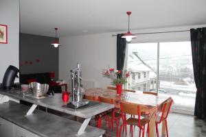 cocina con mesa, sillas y ventana en Les coquelicots, en Luz-Saint-Sauveur