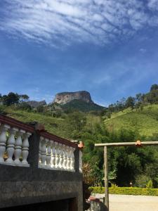 a building with a view of a mountain at Chalés na Montanha Riacho Doce in São Bento do Sapucaí