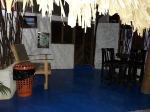 una camera con pavimento blu e tavolo e sedie di Hostel Cattleya a Palomino