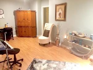 salon z krzesłem i komodą w obiekcie Premier National Harbor House w mieście Fort Washington +119 zdjęć