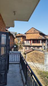 バンディプールにあるHotel Sanskaarのバルコニーから見た建物の眺め