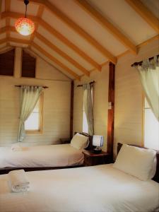 Ένα ή περισσότερα κρεβάτια σε δωμάτιο στο At Home Chiang Dao, Pooch Lovers
