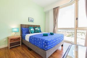 ヌサジャヤにあるHostaHome Suites at Afiniti Residence walk to Legolandのベッドと大きな窓のある寝室 +48枚の写真