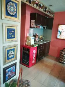 cocina con nevera de coca cola en una habitación en Hotel Trakart Residence, en Plovdiv