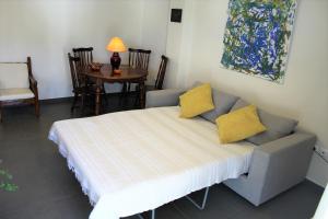 Tempat tidur dalam kamar di Apartment SEA VIEW in front of the beach of Agia Marina