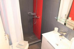 Ένα μπάνιο στο Apartment SEA VIEW in front of the beach of Agia Marina +13 φωτογραφίες