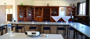 einen Konferenzraum mit Tischen und Stühlen und einem PC darüber in der Unterkunft Logis Hostellerie De L'Abbaye in Le Thoronet