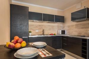 Kuchyňa alebo kuchynka v ubytovaní P&O Serviced Apartments GDANSKI STATION