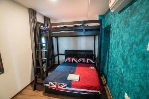 a bedroom with two bunk beds and a green wall at London Homestay @ Vivacity Jazz in Kuching