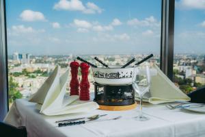 ナイロビにあるMövenpick Hotel & Residences Nairobiの街の景色を望む白いテーブルのあるテーブル