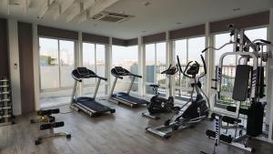 Fitness centrum a/nebo fitness zařízení v ubytování The Patio Bangsaen