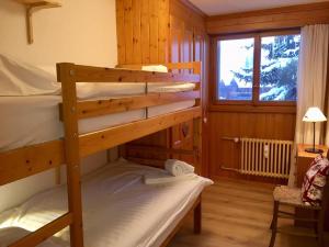 a bedroom with two bunk beds in a cabin at Corbassière 32 in Verbier