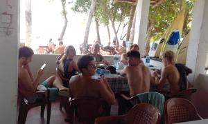 Un gruppo di giovani seduti a un tavolo di Jayanthi Surf Dreams a Midigama East