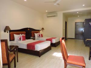 Giường trong phòng chung tại Hotel Devashish Haldwani