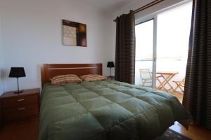 A bed or beds in a room at Central Top Floor w/Terrace Oceanview