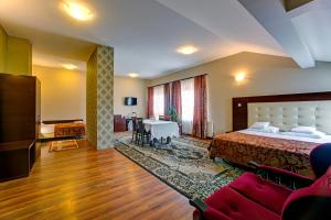sypialnia z łóżkiem i salonem w obiekcie Hotel i Restauracja Bona w mieście Sanok