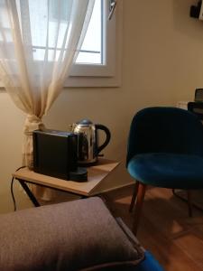 フィレンツェにあるCasa Allegriのテーブルと椅子、窓が備わる客室です。