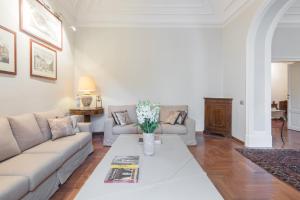 un soggiorno con divano e tavolo di Amazing 4 bedrooms apartment with garden a Roma