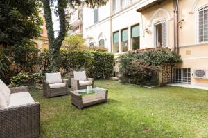 Foto dalla galleria di Amazing 4 bedrooms apartment with garden a Roma