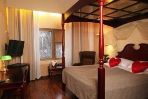 Un dormitorio con una cama con dos corazones rojos. en Hotel Kurikka, en Kurikka
