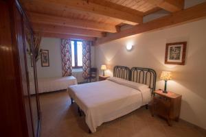 1 dormitorio con 1 cama en una habitación con techos de madera en La Casa di Angizia en Gagliano Aterno
