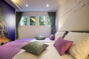 Un dormitorio con dos camas con almohadas y una ventana. en Studio Apartments 4 You in Split, en Split