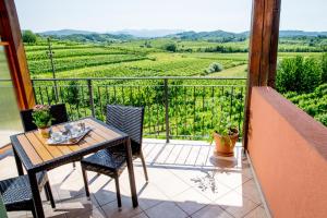 una mesa y sillas en un balcón con vistas en Zoi Apartments en Dobrovo