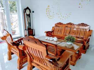 Un comedor con mesa y sillas de madera. en Ly Ly River, en Hoi An