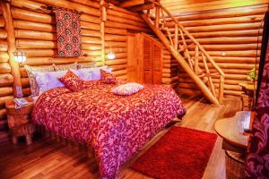 Un pat sau paturi într-o cameră la Queenswood Cottage