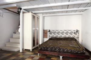 una camera con un letto nell'angolo di una stanza di Solsicily a Catania
