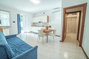 a living room with a blue couch and a table at Camping Wien in Peschiera del Garda