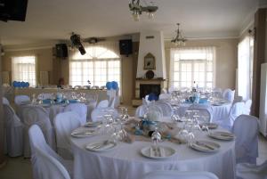A restaurant or other place to eat at Oskars Studios & Apartments