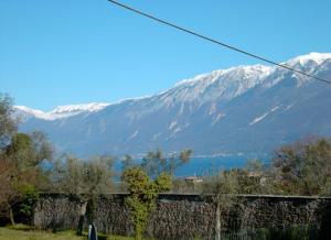 - une vue sur la montagne et une étendue d'eau dans l'établissement Casa Colin - Rebomaholidays, à Gargnano