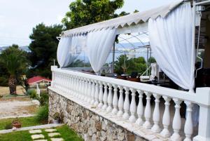 A garden outside Oskars Studios & Apartments