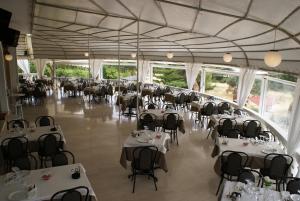 A restaurant or other place to eat at Oskars Studios & Apartments