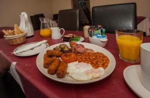 um prato de comida de pequeno-almoço numa mesa em The Mill Hotel em Stone