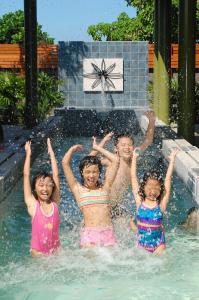 羅東鎮的住宿－March 3 B&B Yilan，3名儿童在游泳池玩耍