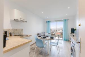 Una cocina y un comedor con mesa y sillas. en PARENTHESE - Le Marqui, en Lourdes 13 fotos más