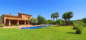 une maison avec une piscine dans une cour dans l'établissement Can Toni, à Campos