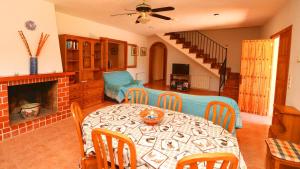 une salle à manger avec une table et une cheminée dans l'établissement Can Toni, à Campos